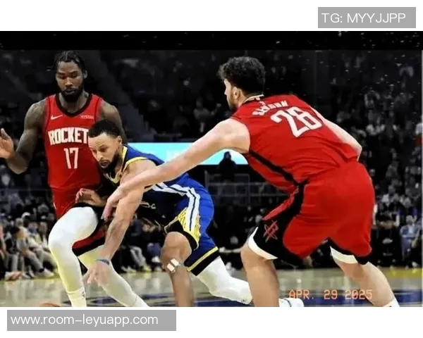 库里轻松发挥全场12投6中贡献14分5助攻巧妙吸引防守展现团队配合魅力