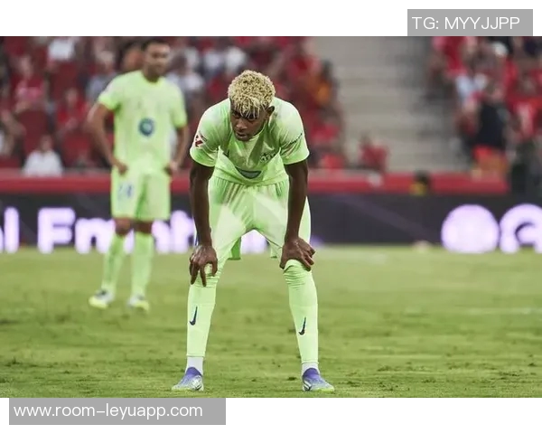 亚马尔尽管耻骨伤病未愈仍坚持训练展现顽强斗志